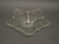 SchaleKristallglas. Blütenförmiger Stand und ebensolcher Korpus, mehrfach ausgezogener Rand. Wohl