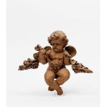 Putto mit BlumengirlandeHolz, vollrund geschnitzt, braun gefasst. Sitzender Putto, in seinen