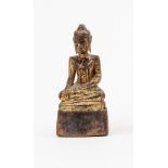 Sitzender BuddhaHolz, geschnitzt, Reste von Vergoldung. Auf halbrundem Sockel Buddha im