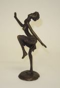 Tanzende Afrikanerin20. Jh. Bronze. Auf der Plinthe unleserl. Ritzmonogr. H. 22 cm.