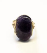 DamenringGG, 585. Gegabelte Schiene mit hochovalem Kopf. Darauf ein polierter Amethyst in Barockform