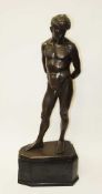 Neubner, G. 1. Hälfte 20. Jh. Stehender männlicher Akt. Bronze, braun patiniert. Auf dem Sockel