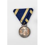 Herzogtum NassauWaterloo-Medaille in Silber 1815, am Bande. Av. Friedrich August Herzog zu Nassau,