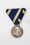 Herzogtum NassauWaterloo-Medaille in Silber 1815, am Bande. Av. Friedrich August Herzog zu Nassau,