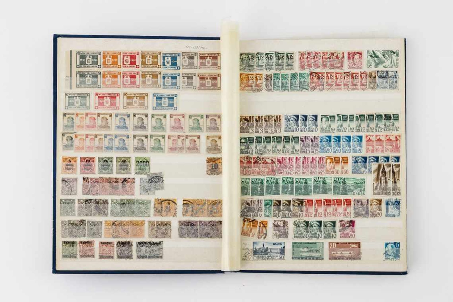 Sieben BriefmarkenbändeDeutschland, DDR, Österreich. Dabei u.a. Alt-Deutschland mit Bayern und