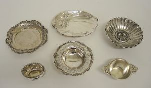 Konvolut SilberschalenBestehend aus einer ovalen Schale auf drei Kugelfüßen, mit reliefiertem