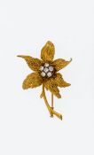 BlumenbroscheGG, 750. Fein reliefierte Blütenblätter an Stengel, im Zentrum sechs VSI Brillanten von