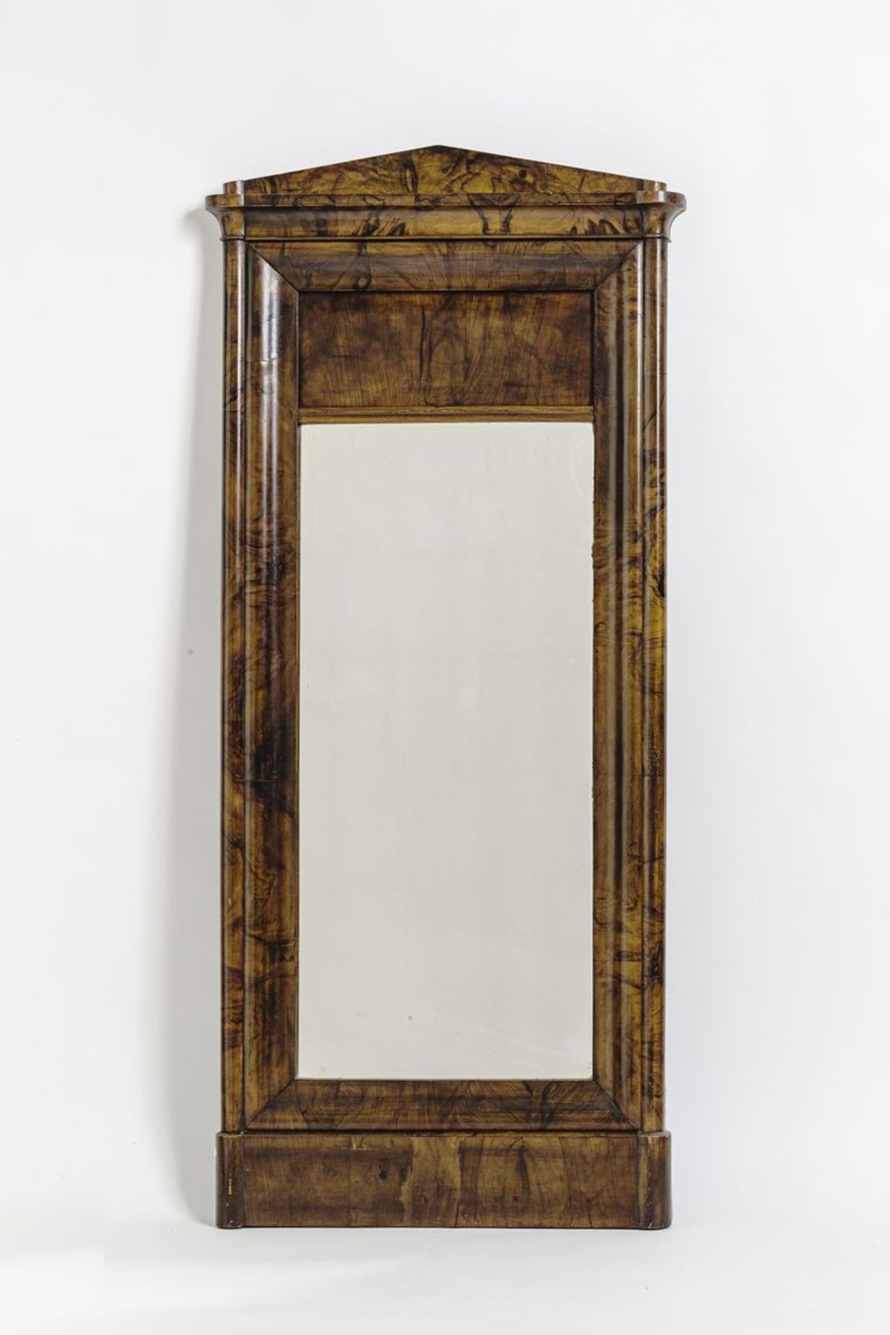 Empire-PfeilerspiegelMahagoni, geschwungener Rahmen, architektonisches Gesims. Um 1810. H. 143 cm,