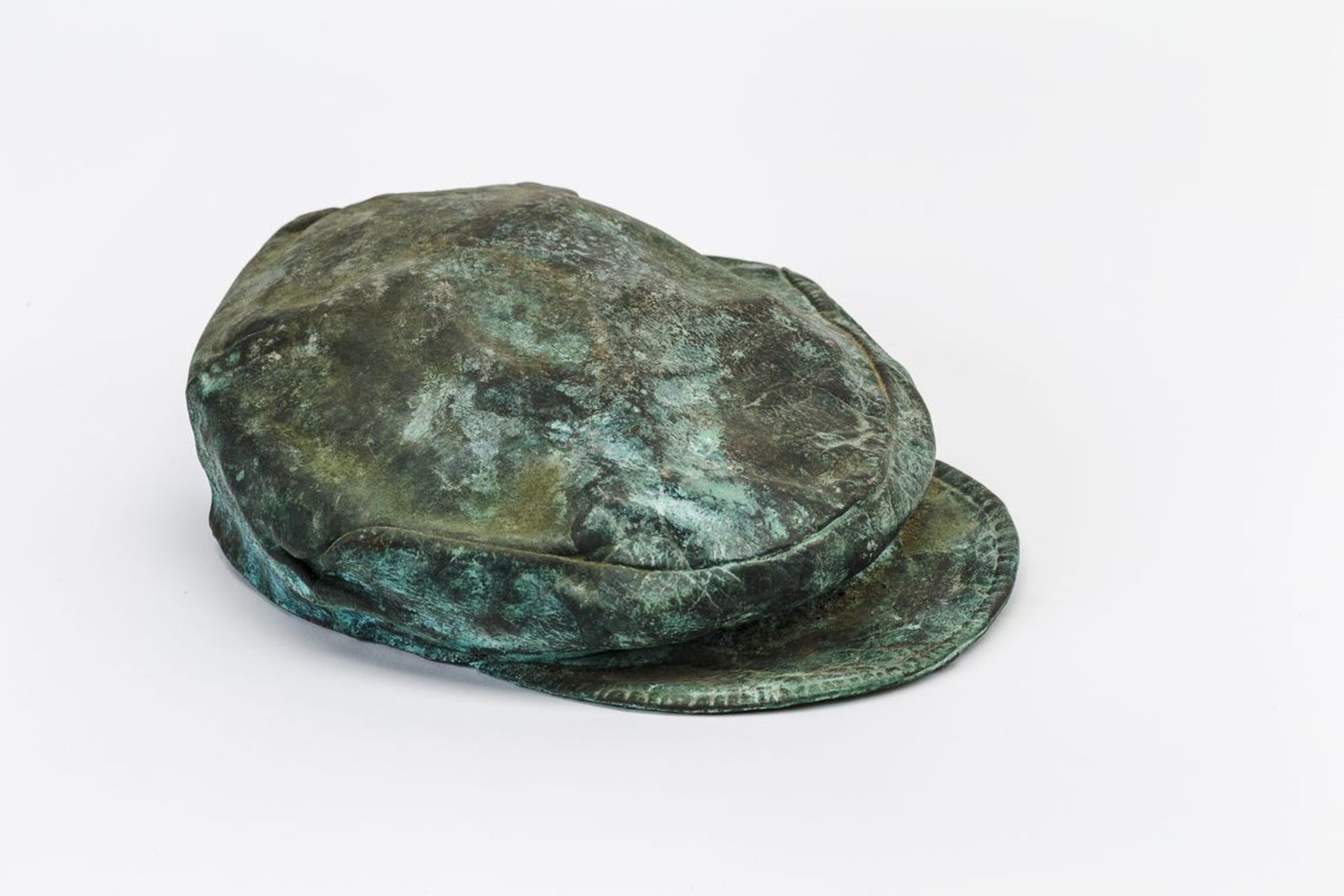 Deutscher Bildhauer20. Jh. Schirmmütze. Bronze, grün patiniert. 5 x 20 cm.