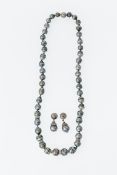Tahiti-Perlen-SetKette mit 40 Tahiti-Perlen, gegliedert durch fünf brillantbesetzte WG-Ringe, L.
