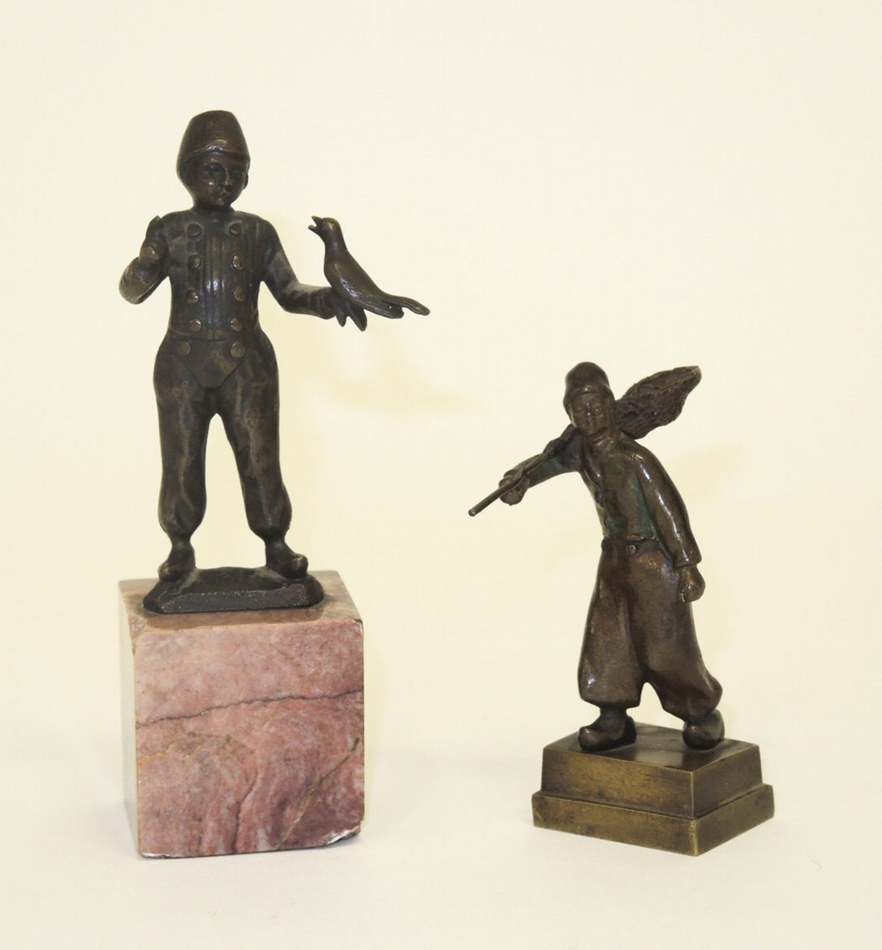Zwei BronzefigurenHolländischer Knabe mit Taube. Verso auf der Plinthe undeutl. sign.