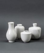 Vier VasenWeißporzellan. Bestehend aus einer Vase mit bauchig-kantigem Korpus und reliefiertem
