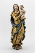 Maria mit dem JesusknabenHolz, vollrund geschnitzt, schauseitig polychrom gefasst und vergoldet. Auf
