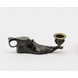 Biedermeier-HandleuchterIn Form eines antikisierenden, sandalenbeschuhten Fußes. Bronze, braun