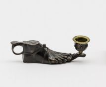 Biedermeier-HandleuchterIn Form eines antikisierenden, sandalenbeschuhten Fußes. Bronze, braun