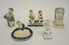 Karlsruher Majolika-FigurenFünf Figurengruppen mit Putti. Schale. Modellnr. 1251. Entwurf Max