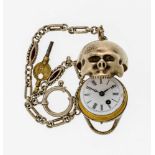 Taschenuhr "Memento Mori"Versilbertes Gehäuse in Form eines Totenschädels, Kiefer aufklappbar. Im