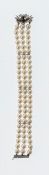 Perlenarmband78 cremefarben lüstrierende Zuchtperlen, Ø 7 mm, in drei Reihen, von drei Stegen