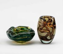 Vase und AschenschaleFarbloses Glas mit Einschmelzungen in Braun- bzw. Grün-/Blau-Tönen. Vase mit