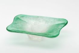SchaleFarbloses und verlaufend grünes Glas, die Oberfläche reliefartig geätzt. Rechteckiger Stand,