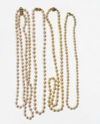 Vier PerlenkettenEinreihige Kette, Perlen Ø 7-8 mm, L. 66 cm, Kugelschließe GG, 585. Einreihige