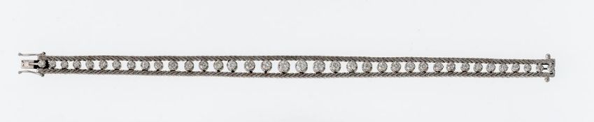 BrillantarmbandWG, 750 (unkenntliche Punze, geprüft). Fein satiniertes Fischgrätmuster, in der Mitte