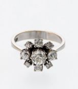 DiamantringWG, 750. Zungenschiene. Blütenförmiger Kopf besetzt mit neun Altschliffdiamanten von