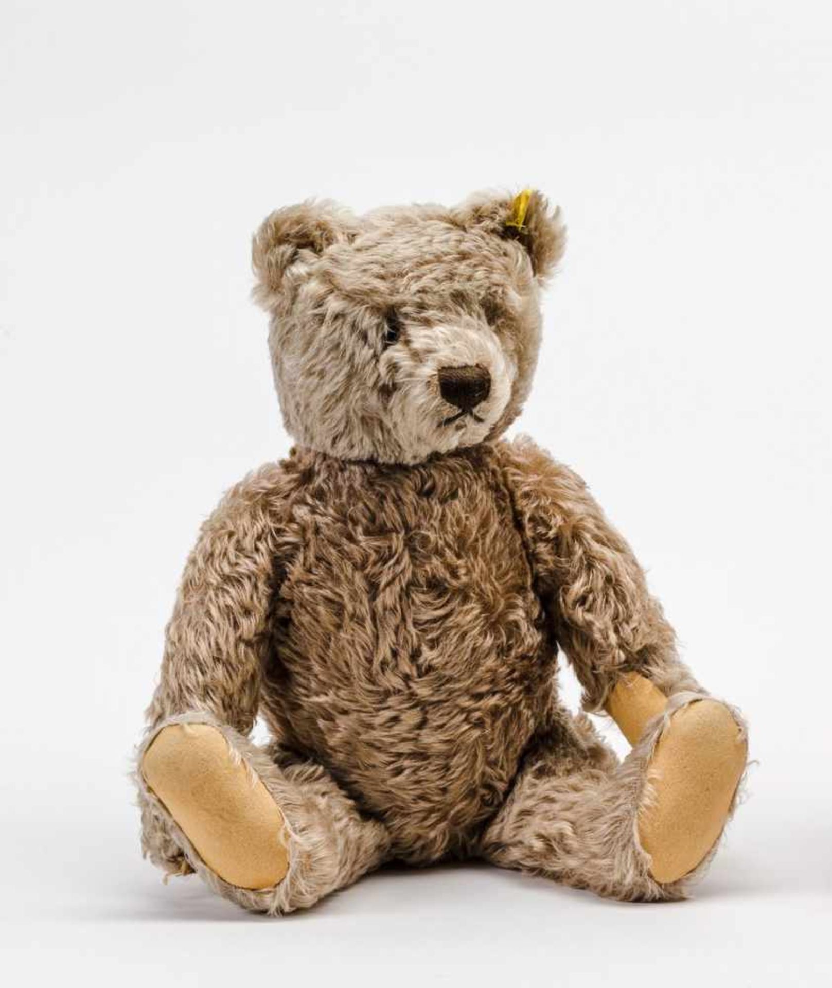 Steiff-Teddy ZottyCaramelfarbener Mohair (bespielt, an Pfote Riss, Stimme defekt). L. 51 cm