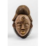 Afrikanische GesichtsmaskeHolz, geschnitzt, rot und braun gefasst (Farbabspl.). Ovales Gesicht,