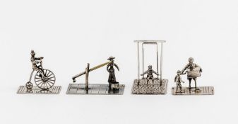 Vier MiniaturenBestehend aus einem Hochradfahrer, einem Drehleierspieler mit Zuschauer, einem