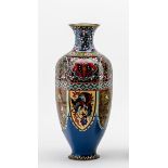 Cloisonné-VaseAuf rundem, abgesetztem Standfuß, zylindrischer, an den Seiten abgeschrägter Korpus,