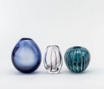 Drei VasenVase der Marke HOLMEGAARD aus blauem Glas, Tropfenform, unter dem Boden gemarkt, PL (für