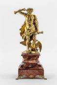 "Goldener Mann"Bronze vergoldet, roter Marmor. Profilierter Marmorsockel, darauf der stehende