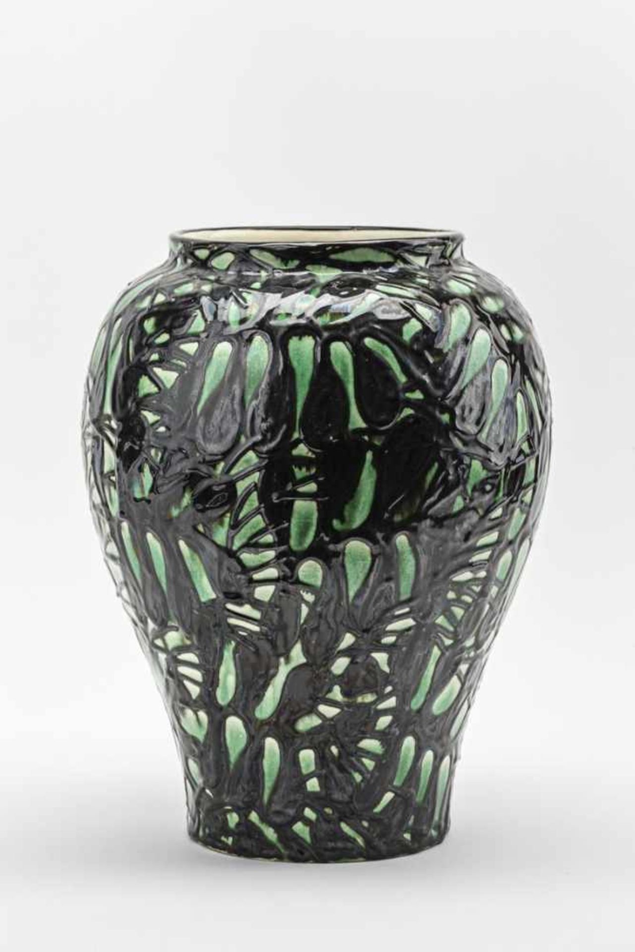 Laeuger, Max Prof.1864 Lörrach - 1952 ebd. Vase. Roter Scherben. Auf rundem Standring,