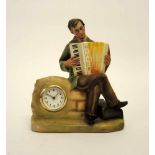 Hohner Werbefigur mit UhrKeramik, farbig gefasst, plastisch ausgearbeitet: ein Musiker auf einer