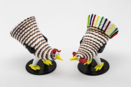 Hühnerpaar"Gallo" und "Gallina". Aus polychromem Glas, plastisch ausgeformte Tiere, jeweils auf