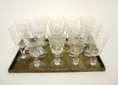 14 SherrygläserAuf Tablett. Vier Arten von Gläsern, jeweils aus farblosem Glas, mit rundem Stand,
