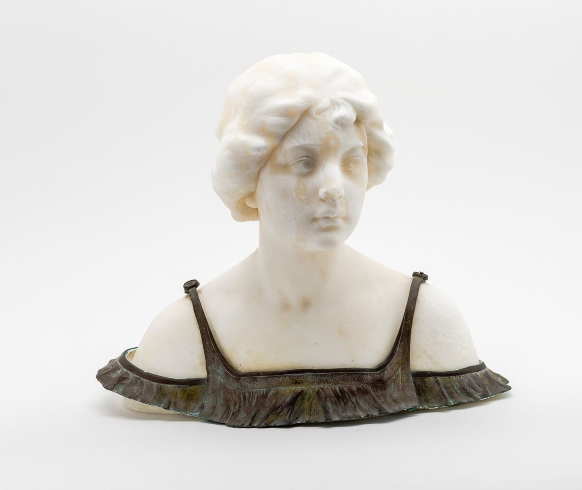 Fanfani, Saul1856 Sesto - 1919 Florenz. "Charme". Büste einer jungen Dame. Alabaster, Messingmontur.