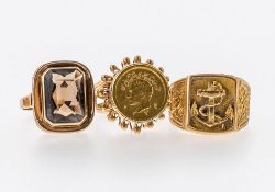 Drei RingeRing mit Anker, GG, 750 (geprüft), 9,7 g. Ring, RG, 720 mit arab. Goldmünze, 6 g. Ring,