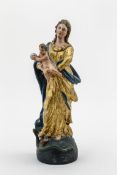 Maria ImmaculataLindenholz, vollrund geschnitzt, farbig gefasst, vergoldet. Im Kontrapost auf