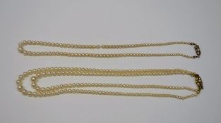 Zwei Perlen-VerlaufskettenEine einreihige Kette mit 106 cremefarbenen Zuchtperlen, Ø 3 - 7 mm,