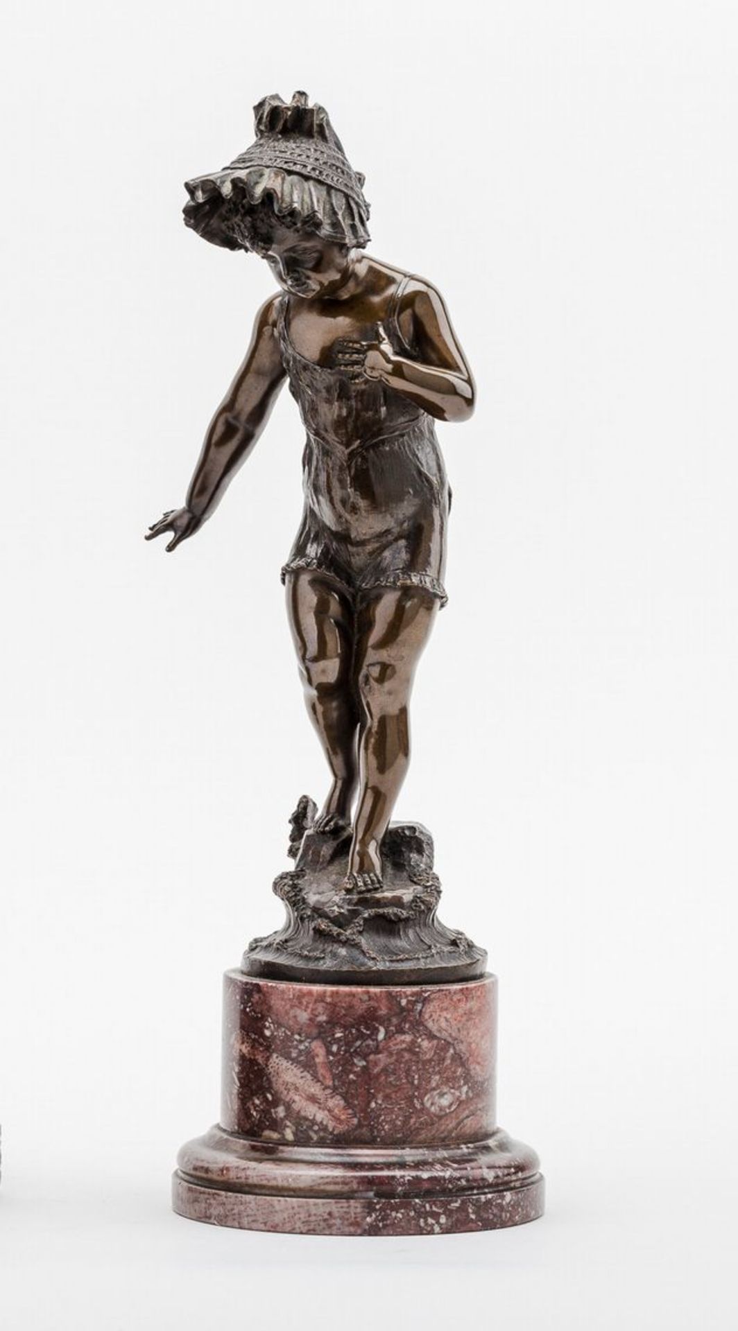 Iffland, Franz1862 Berlin - 1935 ebd. Auf stilisiertem Felssockel stehendes Mädchen. Bronze, braun