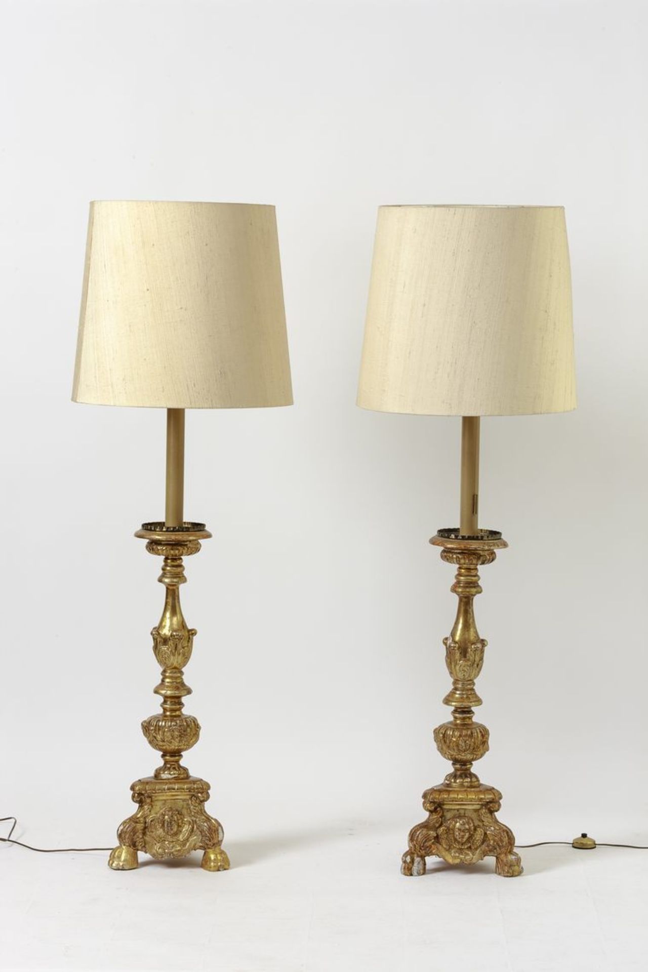 Paar Barock-AltarleuchterHolz, goldgefasst. Umbau als Stehlampe. 18. Jh. H. 87 cm.