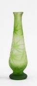 VaseÜberfangglas, weiß und grün. Runder Stand, schlanker, balusterförmiger Korpus. Auf der Wandung