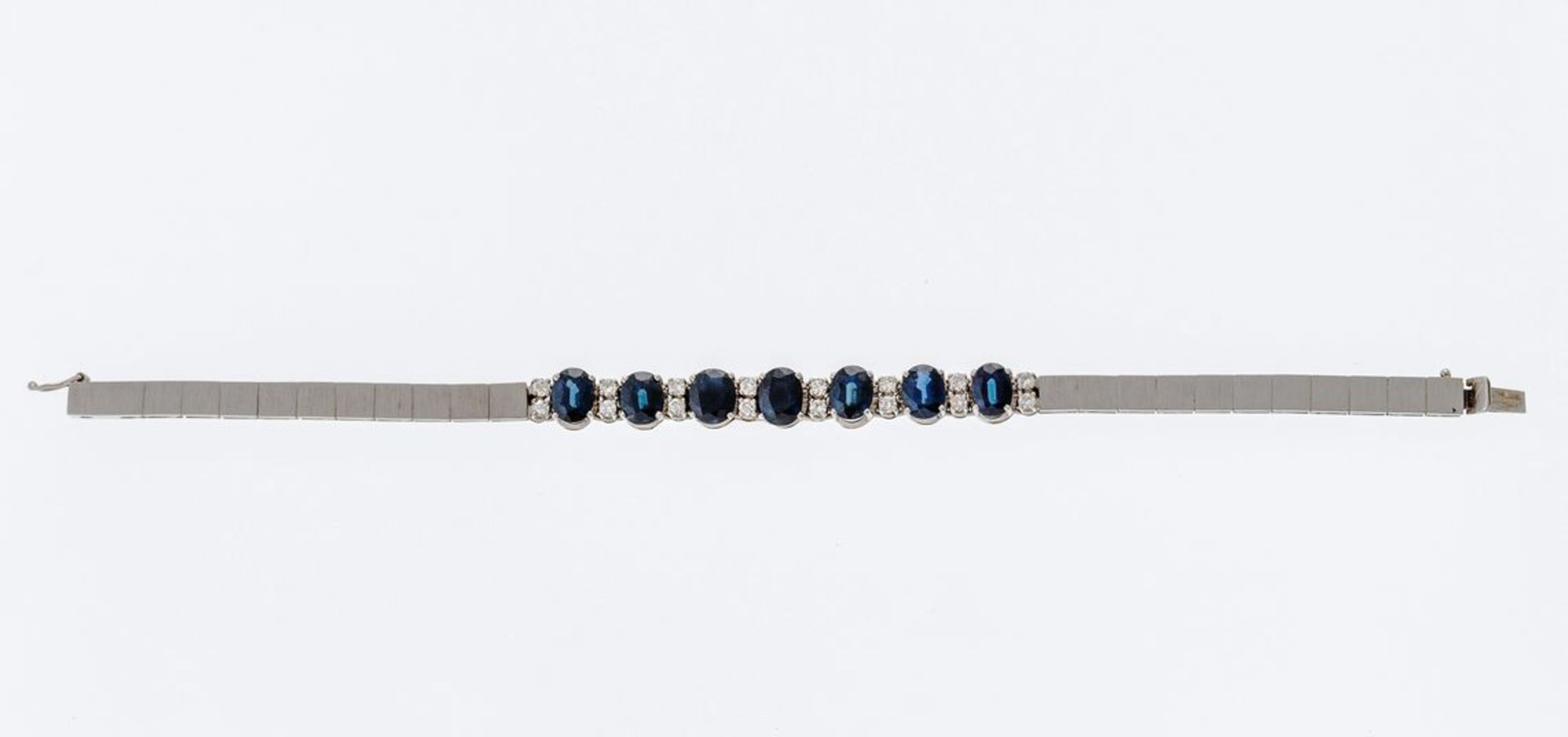 Saphir-ArmbandWG, 750. Satinierte Glieder, besetzt mit sieben ovalen Saphiren von zus. 8,53 ct sowie