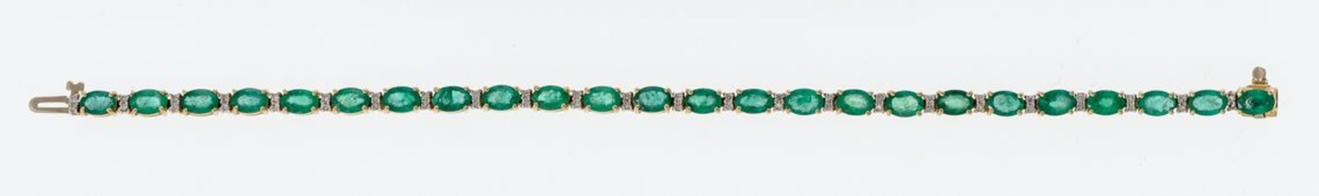 Smaragd-ArmbandGG, 585. 24 mit Smaragden von 6 x 4 mm und je zwei kl. Brillanten besetzte Glieder.