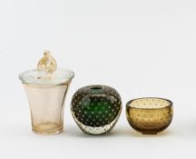 Konvolut MuranoBestehend aus Schale, Vase und Deckeldose. Schale aus gelbem Glas, Luftbläschendekor;