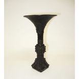 Vase in Gu-FormBronze. Auf der Wandung feines, florales Reliefdekor. China, 18./19. Jh. H. 29,5 cm.