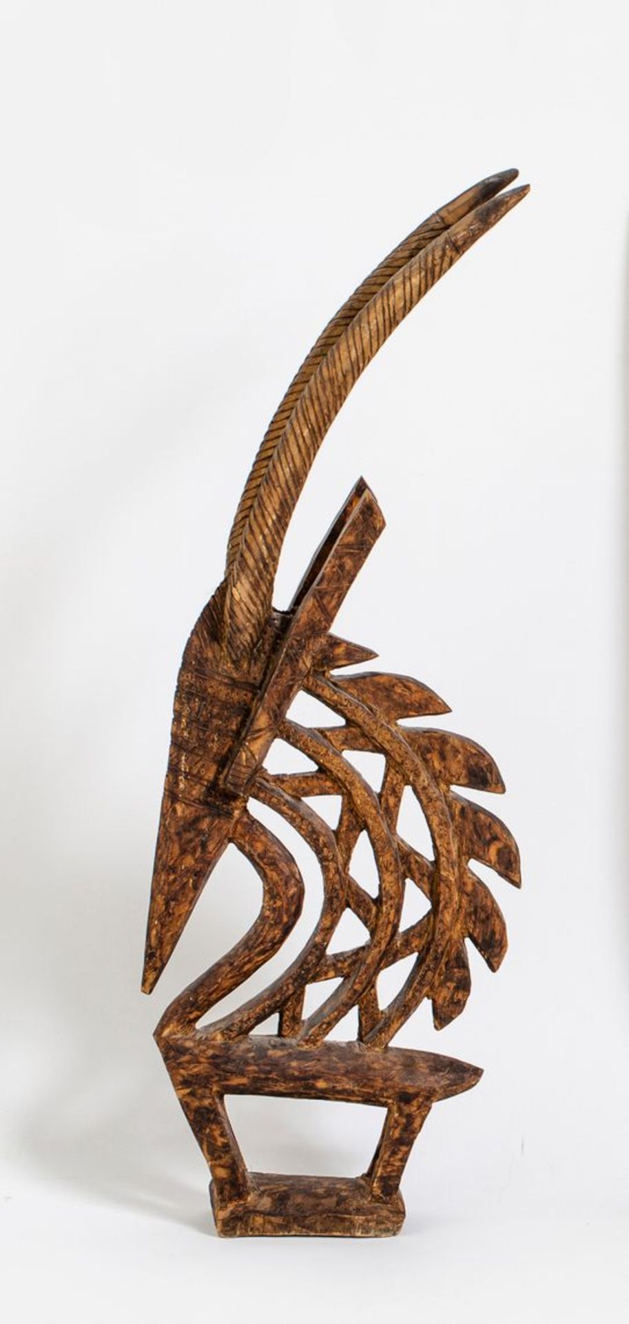 Aufsatzmaske (Tyiwara)Holz, geschnitzt. Auf rechteckiger Basis. In Form einer stilisierten Antilope,