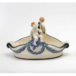 ZierschalenMädchen mit zwei Muschelschalen. Keramik. Weiß glasiert mit reliefiertem Blatt- und